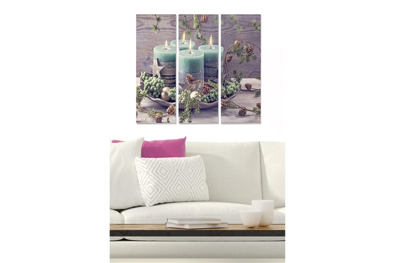 Trælærredstryk 3-delt 50x70 cm - Stemningsfuldt arrangement af lysegrønne lys med dekorationer af gran og kogler, Lysegrøn / Brun / Grå