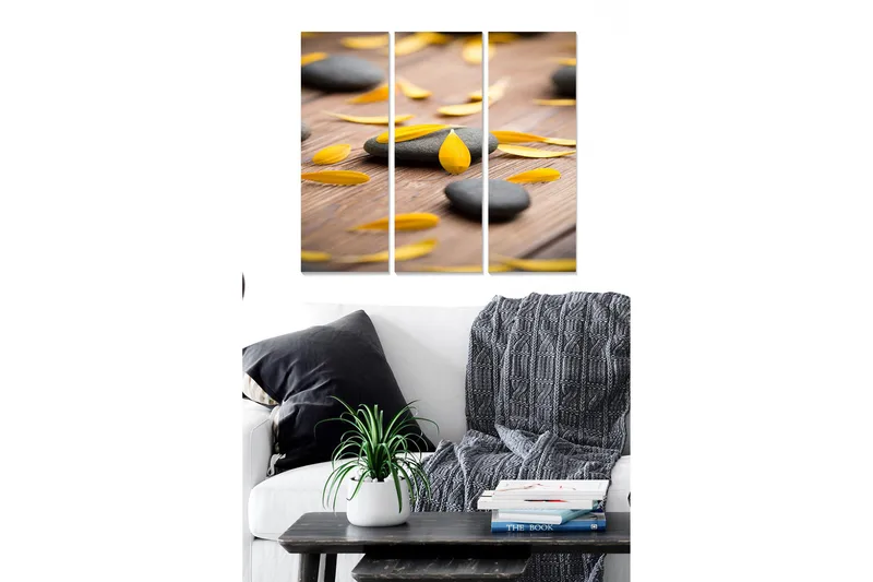 Trælærredstryk 3-delt 50x70 cm - Stenbelægning med gule blomsterblade på en træoverflade, Sort / Gul / Brun