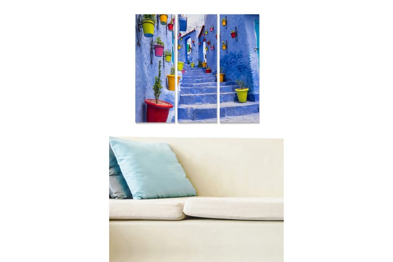 Trælærredstryk 3-delt 50x70 cm - Trappe i en blå by med farverige krukker, Blå / Rød / Grøn