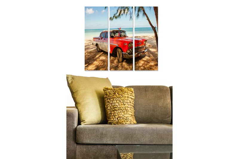 Trælærredstryk 3-delt 50x70 cm - Veteranbil på strand med palmer i baggrunden, Rød / Hvid / Blå