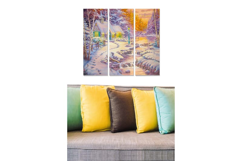 Trælærredstryk 3-delt 50x70 cm - Vinterlandskab med hytte omgivet af sne og træer, Hvid / Grøn / Blå