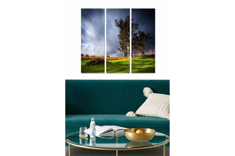 Trælærredstryk i 3 dele 50x70 cm - Storslået landskabsudsigt med et ensomt træ på en grøn bakke under dramatiske skyer, Grøn / Mørkeblå / Orange