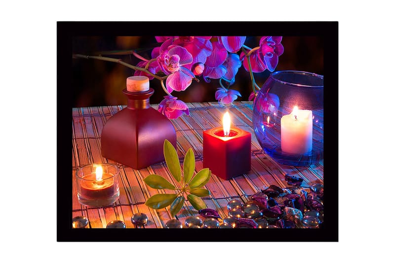Indrammet lærred i træ - 41x56 cm - Atmosfærisk komposition med stearinlys og blomster, Lilla / Rød / Grøn