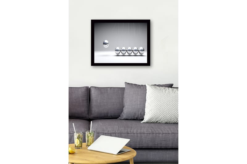 Indrammet lærred i træ - 41x56 cm - Dynamisk komposition med hængende metalkugler i bevægelse - Sølv / Grå - Boligtilbehør - Billeder & kunst