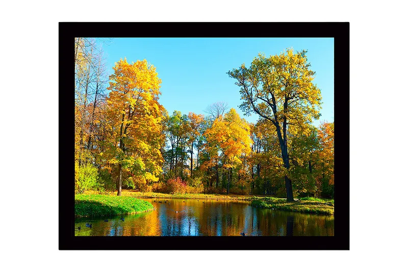 Indrammet lærred i træ - 41x56 cm - Farverig efterårsskov ved en spejlblank sø, Gyldenorange / Grøn / Blå