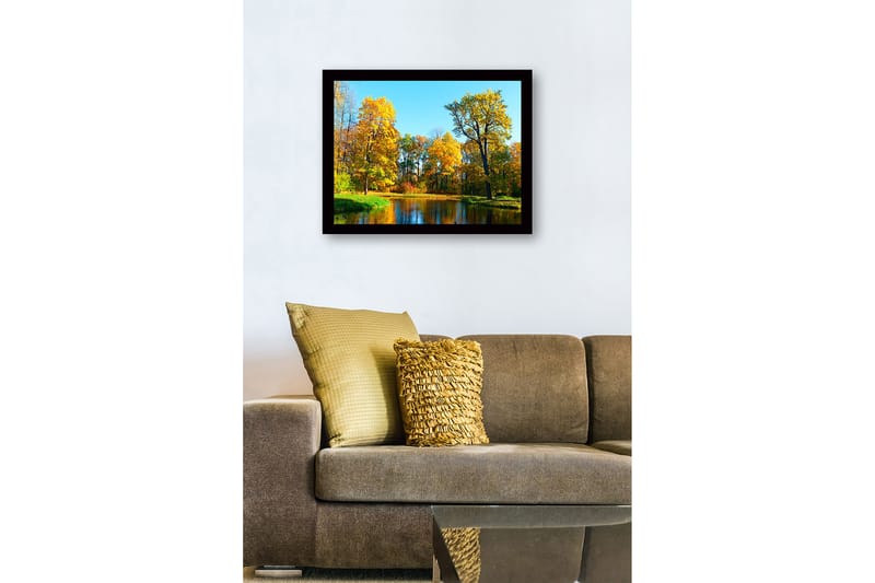 Indrammet lærred i træ - 41x56 cm - Farverig efterårsskov ved en spejlblank sø - Gyldenorange / Grøn / Blå - Boligtilbehør - Billeder & kunst