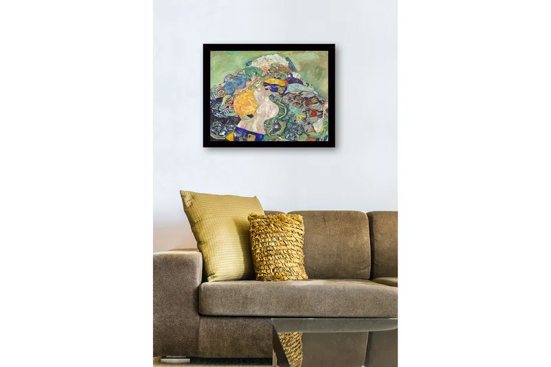 Indrammet lærred i træ - 41x56 cm - Farverig komposition af en kvinde omgivet af mønstrede tekstiler - Grøn / Blå / Orange - Boligtilbehør - Billeder & kunst