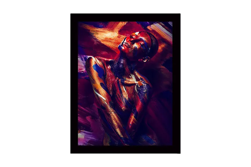 Indrammet lærred i træ - 41x56 cm - Farverigt portræt af en nøgenmodel med abstrakt kropsmaling, Mørkerød / Blå / Guld