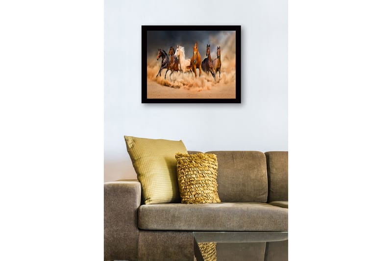 Indrammet lærred i træ - 41x56 cm - Fem heste bevæger sig gennem en sandstorm - Brun / Beige / Sort - Boligtilbehør - Billeder & kunst