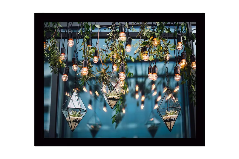 Indrammet lærred i træ - 41x56 cm - Hængende glasvase med planter og lyskilder, Grøn / Sort / Guld