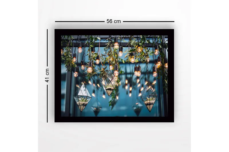 Indrammet lærred i træ - 41x56 cm - Hængende glasvase med planter og lyskilder - Grøn / Sort / Guld - Boligtilbehør - Billeder & kunst