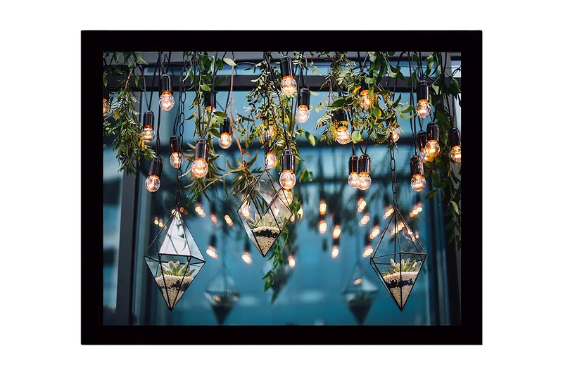Indrammet lærred i træ - 41x56 cm - Hængende glasvase med planter og lyskilder - Grøn / Sort / Guld - Boligtilbehør - Billeder & kunst