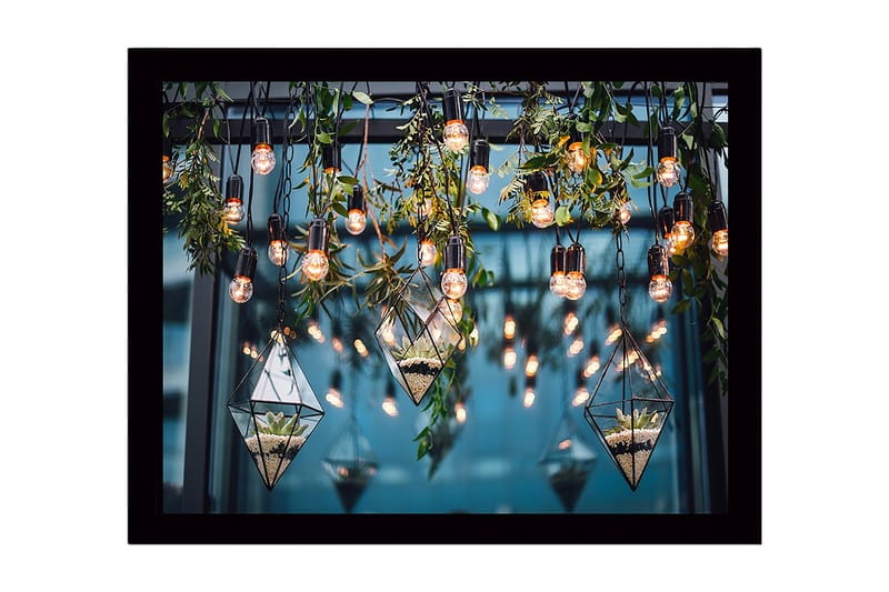 Indrammet lærred i træ - 41x56 cm - Hængende glasvase med planter og lyskilder, Grøn / Sort / Guld