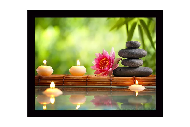 Indrammet lærred i træ - 41x56 cm - Harmonisk komposition med sten, stearinlys og en lotusblomst, Lyserød / Sort / Beige