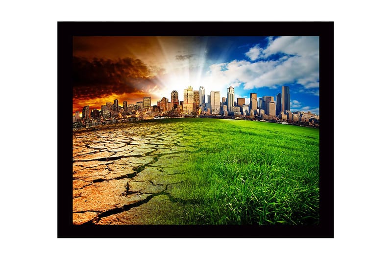 Indrammet lærred i træ - 41x56 cm - Kontrast mellem en udtørret jord og et frodigt bymiljø, Grøn / Brun / Orange