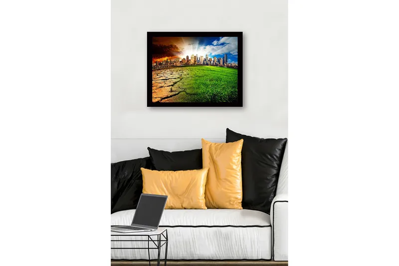 Indrammet lærred i træ - 41x56 cm - Kontrast mellem en udtørret jord og et frodigt bymiljø - Grøn / Brun / Orange - Boligtilbehør - Billeder & kunst