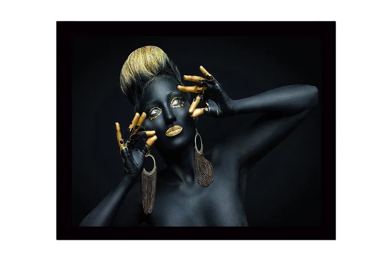 Indrammet lærred i træ - 41x56 cm - Kunstværk med en kvinde i sort kropsmaling og gyldne detaljer, Sort / Guld / Brun
