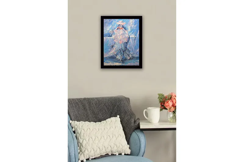 Indrammet lærred i træ - 41x56 cm - Kvinde med parasol i drømmeagtige, blå omgivelser - Blå / Lyserød / Hvid - Boligtilbehør - Billeder & kunst