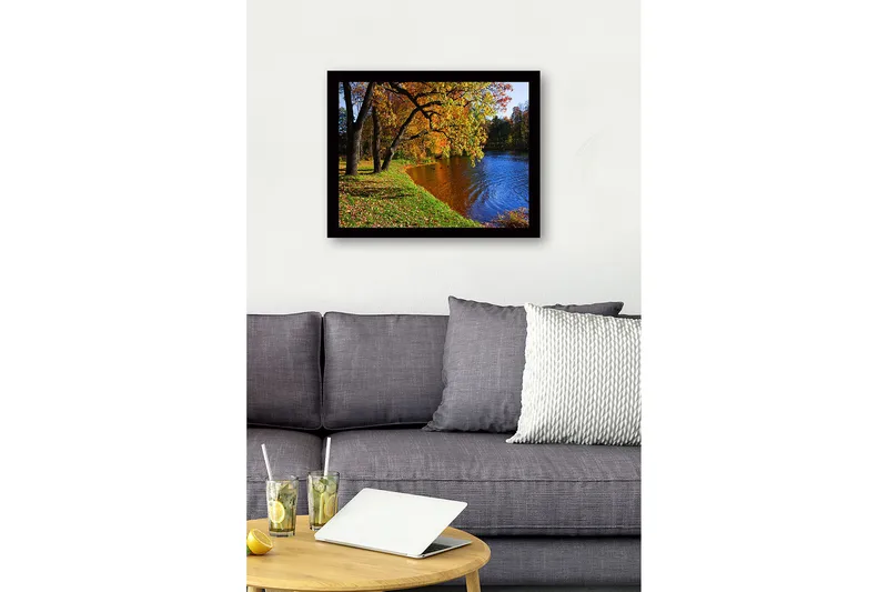 Indrammet lærred i træ - 41x56 cm - Smukt efterårslandskab med farverige træer og spejlblanke vandflader - Guld / Grøn / Blå - Boligtilbehør - Billeder & kunst