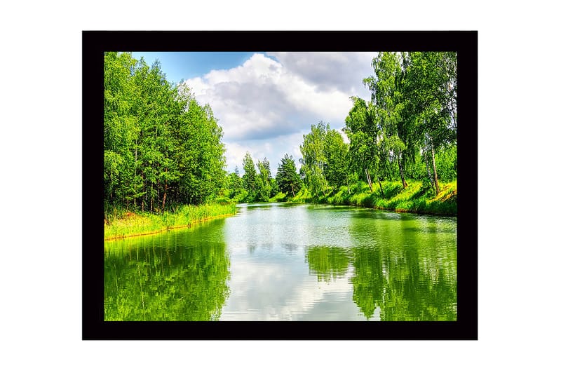 Indrammet lærred i træ - 41x56 cm - Spejllignende vandflader omgivet af frodigt grønt, Grøn / Blå / Hvid