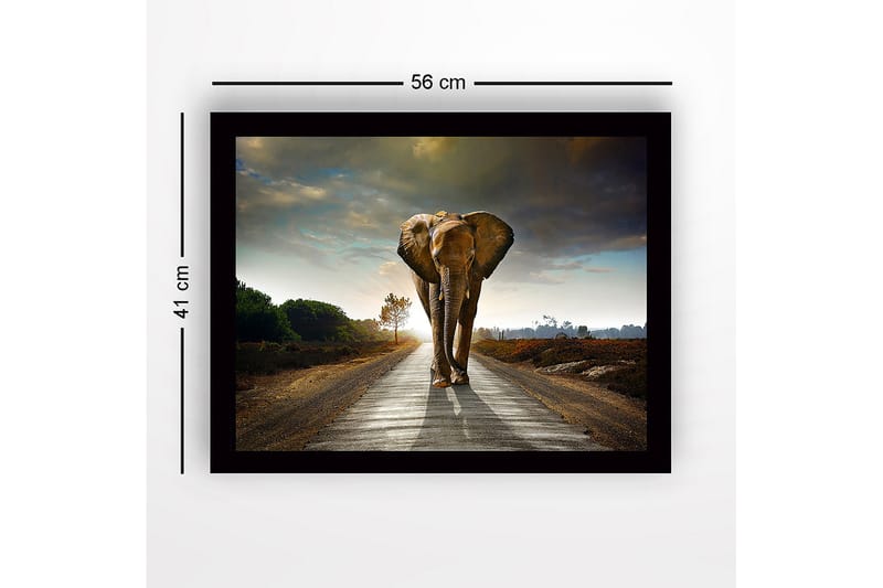 Indrammet lærred i træ - 41x56 cm - Storslået elefant, der går langs en vej i et dramatisk landskab - Grå / Brun / Grøn - Boligtilbehør - Billeder & kunst