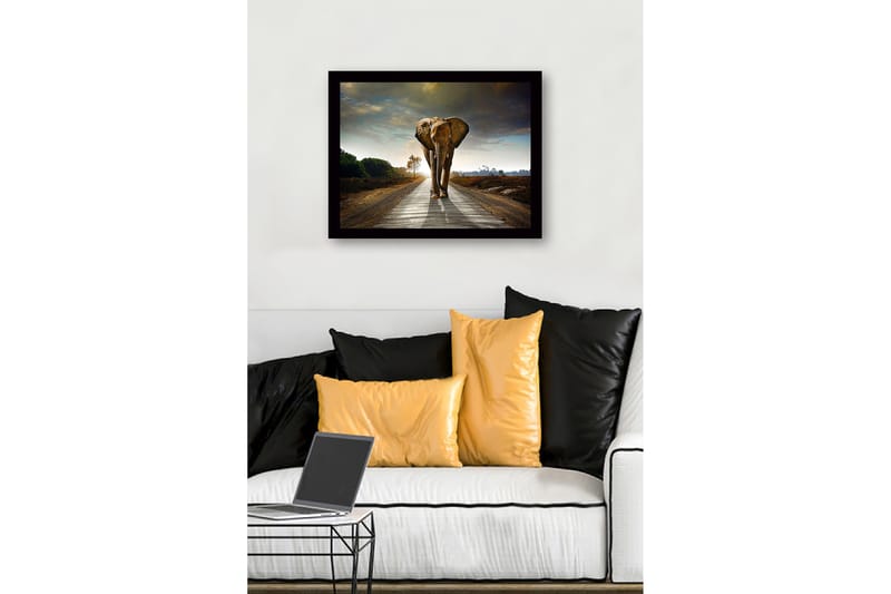 Indrammet lærred i træ - 41x56 cm - Storslået elefant, der går langs en vej i et dramatisk landskab - Grå / Brun / Grøn - Boligtilbehør - Billeder & kunst