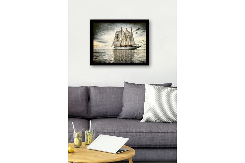 Indrammet lærred i træ - 41x56 cm - Storslået sejlbåd på spejlblanke vandoverflader - Hvid / Grå / Beige - Boligtilbehør - Billeder & kunst