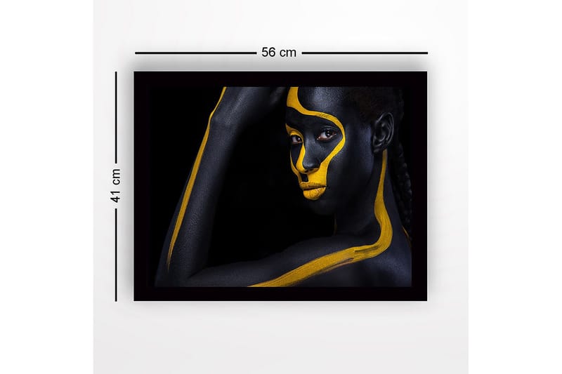 Indrammet lærred i træ - 41x56 cm - Portræt af en person med sort og gul kropsmaling - Sort / Gul - Boligtilbehør - Billeder & kunst