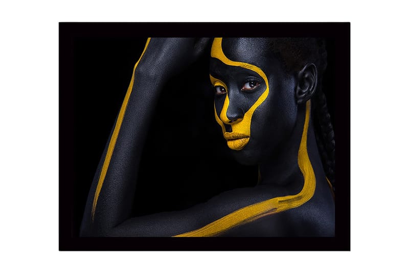 Indrammet lærred i træ - 41x56 cm - Portræt af en person med sort og gul kropsmaling, Sort / Gul