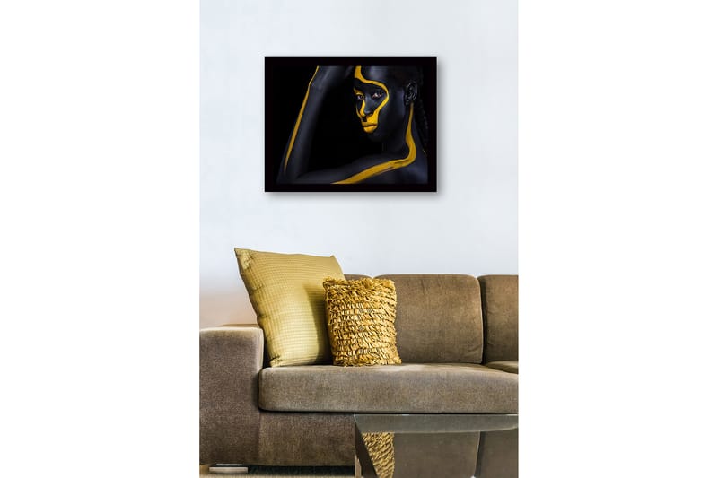 Indrammet lærred i træ - 41x56 cm - Portræt af en person med sort og gul kropsmaling - Sort / Gul - Boligtilbehør - Billeder & kunst