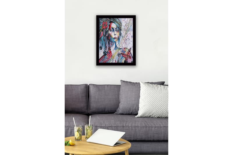 Indrammet lærred i træ - 41x56 cm - Portræt af en kvinde med farverige detaljer og en sommerfugl - Lyserød / Blå / Gul - Boligtilbehør - Billeder & kunst