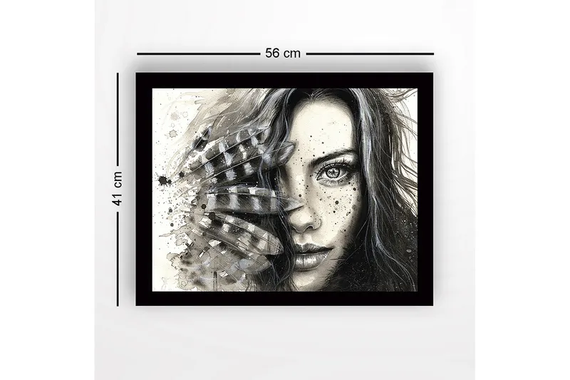 Indrammet lærred i træ - 41x56 cm - Portræt af en kvinde med fjer og abstrakte elementer - Sort / Grå / Beige - Boligtilbehør - Billeder & kunst