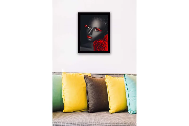 Indrammet lærred i træ - 41x56 cm - Portræt af kvinde med sort hud og røde detaljer - Rød / Sort - Boligtilbehør - Billeder & kunst
