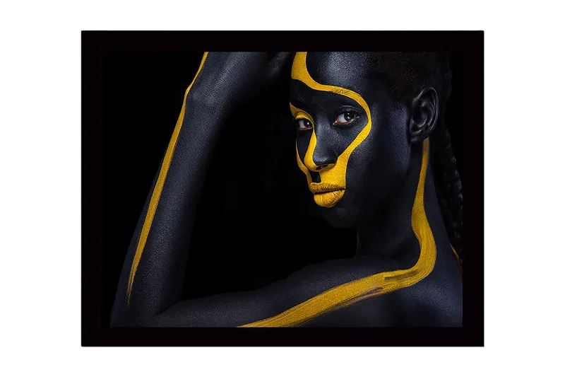 Indrammet lærred i træ - 41x56 cm - Portræt af en person med sort og gul kropsmaling, Sort / Gul