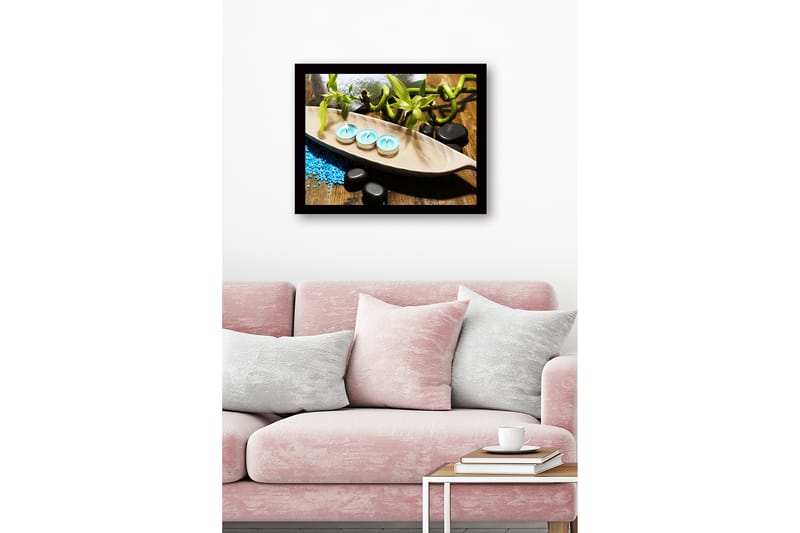 Indrammet lærredstryk i træ - 41x56 cm - Afslappende arrangement med duftlys og bambus - Lyseblå / Grøn / Sort - Boligtilbehør - Billeder & kunst