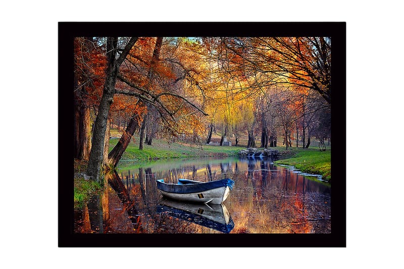 Indrammet lærredstryk i træ - 41x56 cm - Båd, der flyder stille i en spejlblank sø omgivet af efterårsfarvede træer, Orange / Grøn / Blå