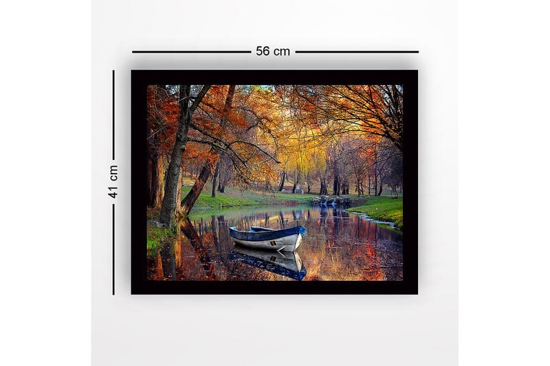 Indrammet lærredstryk i træ - 41x56 cm - Båd, der flyder stille i en spejlblank sø omgivet af efterårsfarvede træer - Orange / Grøn / Blå - Boligtilbehør - Billeder & kunst