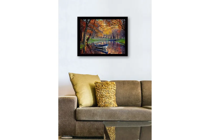 Indrammet lærredstryk i træ - 41x56 cm - Båd, der flyder stille i en spejlblank sø omgivet af efterårsfarvede træer - Orange / Grøn / Blå - Boligtilbehør - Billeder & kunst