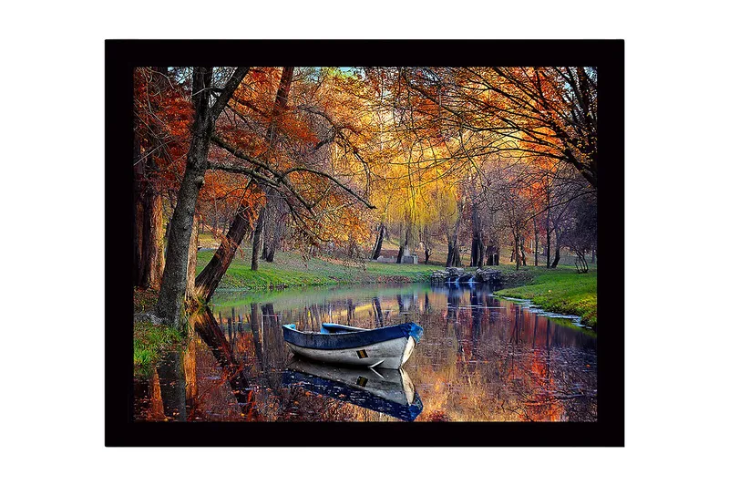 Indrammet lærredstryk i træ - 41x56 cm - Båd, der flyder stille i en spejlblank sø omgivet af efterårsfarvede træer, Orange / Grøn / Blå