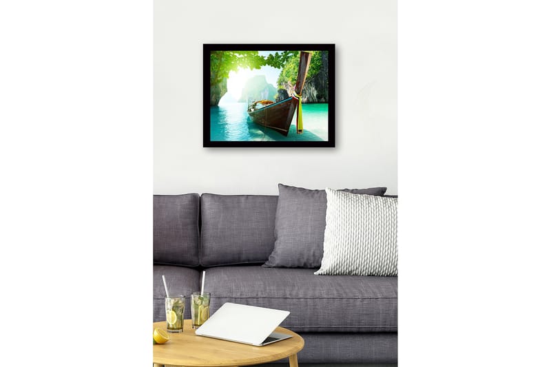 Indrammet lærredstryk i træ - 41x56 cm - Båd ligger stille i en klar, turkis lagune omgivet af grønne klipper - Turkis / Grøn / Brun - Boligtilbehør - Billeder & kunst