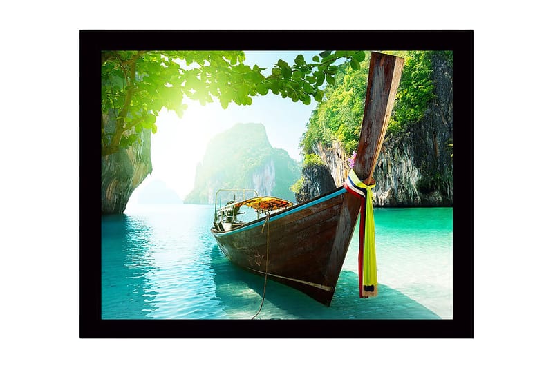 Indrammet lærredstryk i træ - 41x56 cm - Båd ligger stille i en klar, turkis lagune omgivet af grønne klipper, Turkis / Grøn / Brun