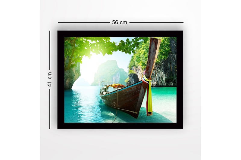 Indrammet lærredstryk i træ - 41x56 cm - Båd ligger stille i en klar, turkis lagune omgivet af grønne klipper - Turkis / Grøn / Brun - Boligtilbehør - Billeder & kunst