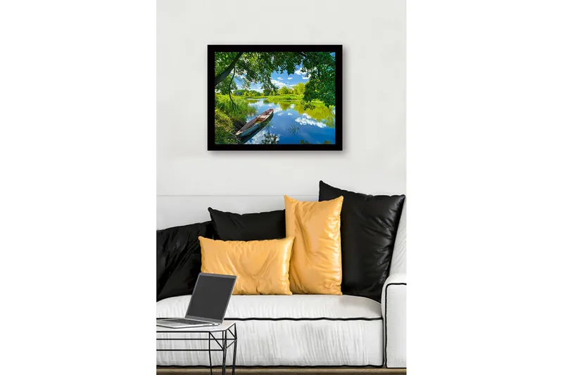 Indrammet lærredstryk i træ - 41x56 cm - Båd på en spejlblank sø omgivet af frodig natur - Grøn / Blå / Brun - Boligtilbehør - Billeder & kunst