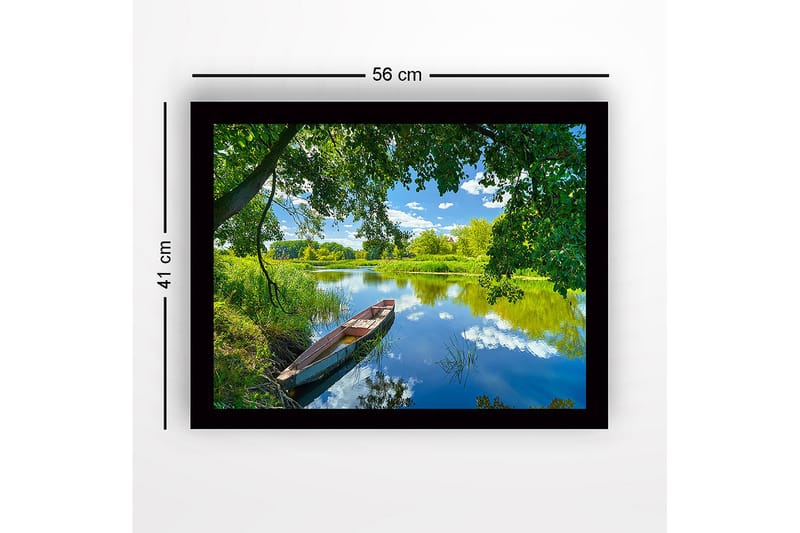Indrammet lærredstryk i træ - 41x56 cm - Båd på en spejlblank sø omgivet af frodig natur - Grøn / Blå / Brun - Boligtilbehør - Billeder & kunst