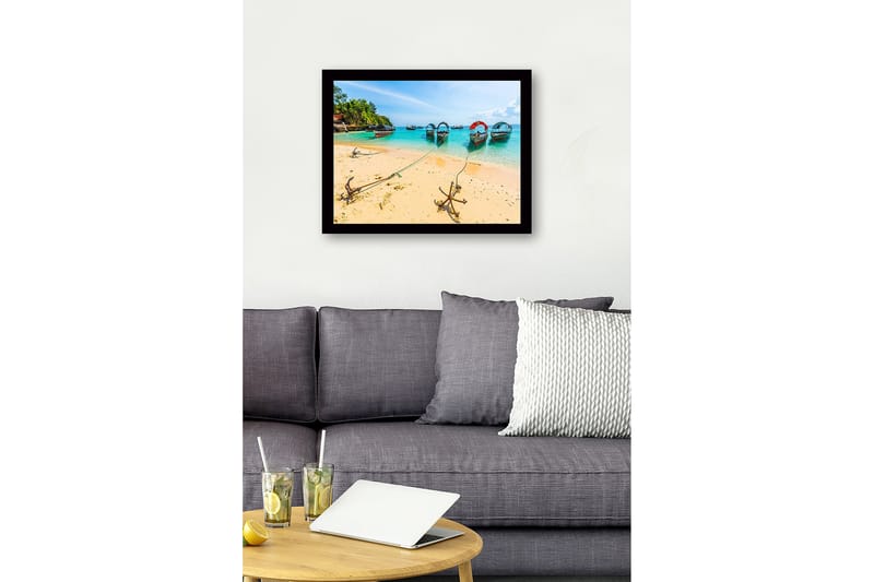 Indrammet lærredstryk i træ - 41x56 cm - Både forankret ved en solrig strand med klart turkisblåt vand - Turkis / Beige / Grøn - Boligtilbehør - Billeder & kunst