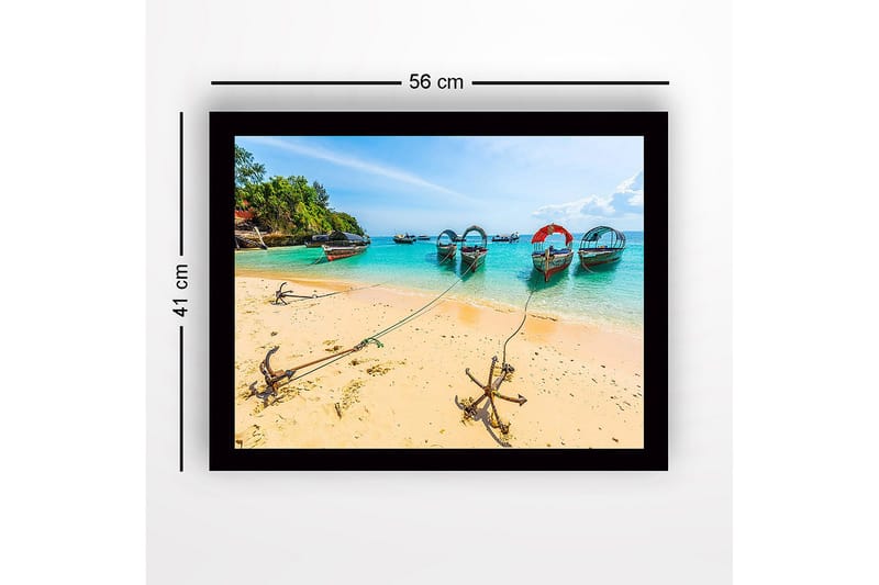 Indrammet lærredstryk i træ - 41x56 cm - Både forankret ved en solrig strand med klart turkisblåt vand - Turkis / Beige / Grøn - Boligtilbehør - Billeder & kunst