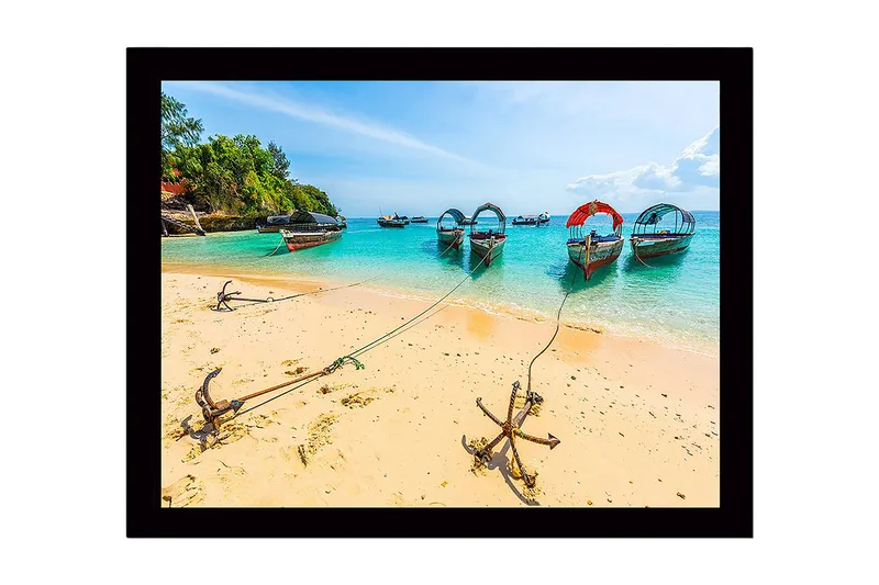 Indrammet lærredstryk i træ - 41x56 cm - Både forankret ved en solrig strand med klart turkisblåt vand, Turkis / Beige / Grøn