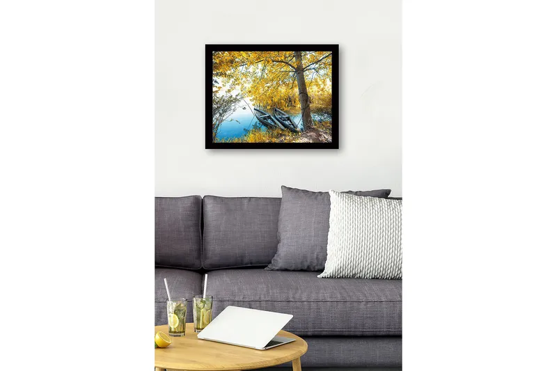 Indrammet lærredstryk i træ - 41x56 cm - Både på en spejlblank sø omgivet af gyldne efterårsblade - Guld / Grøn / Blå - Boligtilbehør - Billeder & kunst