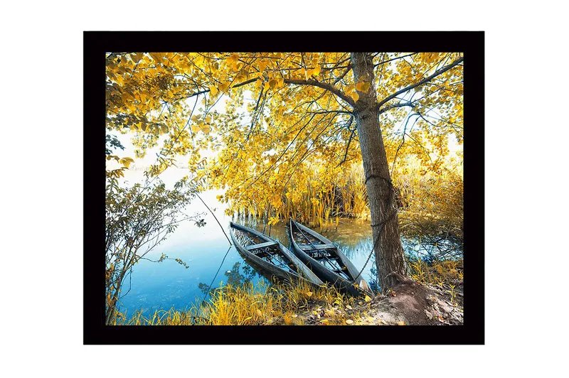 Indrammet lærredstryk i træ - 41x56 cm - Både på en spejlblank sø omgivet af gyldne efterårsblade, Guld / Grøn / Blå