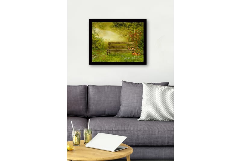 Indrammet lærredstryk i træ - 41x56 cm - Bænk i en frodig have omgivet af blomster og sommerfugle - Grøn / Brun / Gul - Boligtilbehør - Billeder & kunst